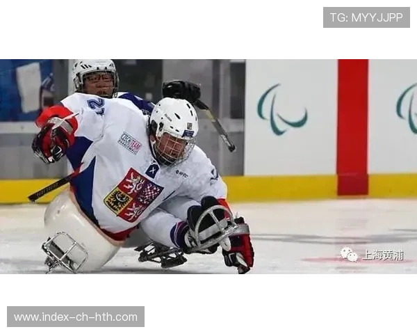 冰球滑行直抢球权:速度与控球在冰面上的艺术 冰球滑行直抢球权:速度与控球在冰面上的艺术